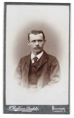 Fotografie F. Riedl, Rosenheim, Stollstrasse 8, Portrait junger Herr im Anzug mit Moustache