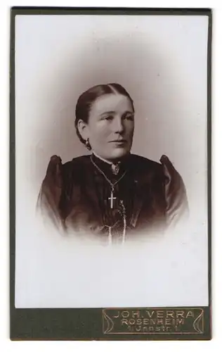 Fotografie Joh. Verra, Rosenheim, Innstrasse 1, Portrait junge Dame mit Kragenbrosche und Kreuzkette