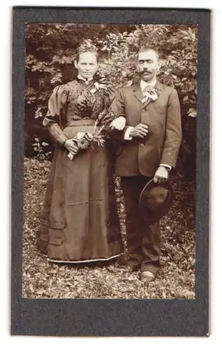 Fotografie unbekannter Fotograf und Ort, Portrait junges Paar in hübscher Kleidung