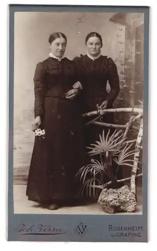 Fotografie Joh. Verra, Rosenheim, Frühlingsstrasse 10, Portrait zwei Damen in hübscher Kleidung