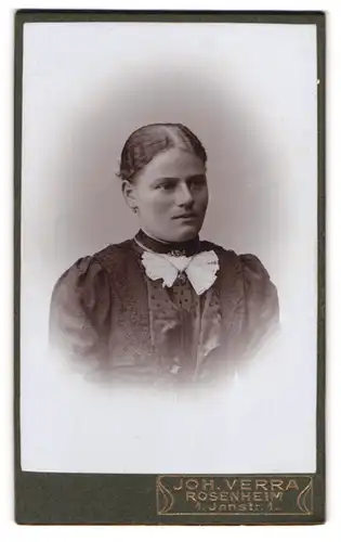 Fotografie Joh. Verra, Rosenheim, Innstrasse 1, Portrait junge Dame im Kleid mit Halskette