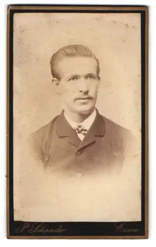 Fotografie P. Schneider, Essen, Kettwigerstrasse 38, Portrait junger Herr im Anzug mit Oberlippenbart