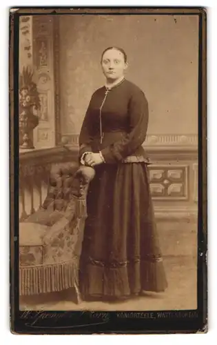 Fotografie W. Spengler-P. Zorn, Königsteele, Portrait junge Dame in zeitgenössischer Kleidung