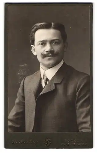 Fotografie Samson & Co., Bochum, Wilhelmsplatz 8, Portrait junger Herr im karierten Anzug mit Moustache