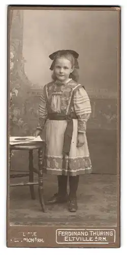 Fotografie Ferdinand Thüring, Eltville a. Rh., Portrait hübsches Mädchen im Kleid