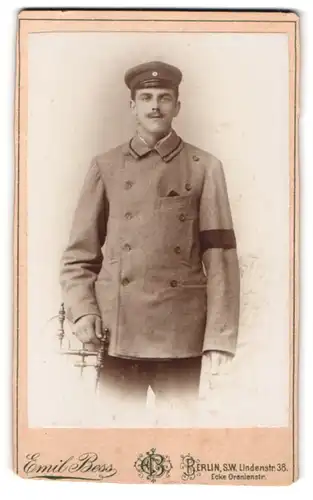 Fotografie Emil Bess, Berlin-SW, Lindenstrasse 38 Ecke Oranienstrasse, Portrait Soldat in Uniform mit Schirmmütze