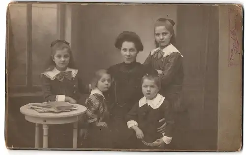 Fotografie Atelier Schönhuth, Werdohl i /W., Portrait bürgerliche Dame mit vier Kindern