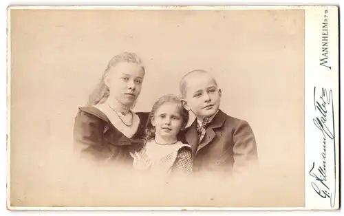Fotografie G. Tillmann-Matter, Mannheim, Heidelbergerstrasse, Portrait junge Dame im Kleid mit zwei Kindern