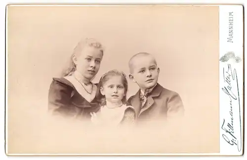 Fotografie G. Tillmann-Matter, Mannheim, Heidelbergerstrasse, Portrait junge Dame im Kleid mit zwei Kindern