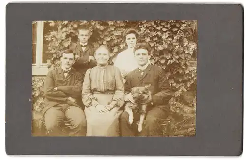 Fotografie unbekannter Fotograf und Ort, Portrait ältere Dame mit Frau und drei Herren in zeitgenössischer Kleidung