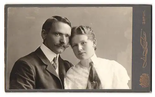 Fotografie J. Fuchs, Berlin-C., Königstrasse 52, Portrait junges Paar in modischer Kleidung