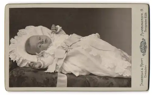 Fotografie Taggeselle & Ranft, Dresden, Augsburgerstrasse 9, Portrait süsses Baby liegt im Babybett