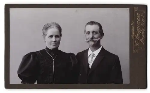 Fotografie Friedr. Brüggemann, Leipzig-Neustadt, Eisenbahnstrasse 1, Portrait älteres Paar in eleganter Kleidung