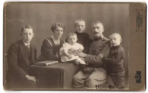 Fotografie J. Rauchfuss, Bensen, Soldat in Uniform mit seiner Familie
