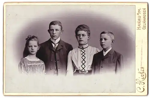 Fotografie C. Hirtes, Hanau a. M., Mutter mit Zwicker und ihren Kindern in Sonntagskleidung