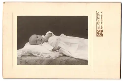 Fotografie W. Mönsted, Kirchheim-Teck, Säugling in Taufkleidung