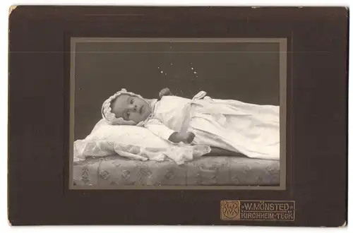Fotografie W. Mönsted, Kirchheim-Teck, Säugling in Taufkleidung mit Haube