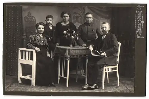 Fotografie Alexander Köhler, Freiberg, Weingasse 9, Soldat in Uniform mit Familie in edler Kleidung