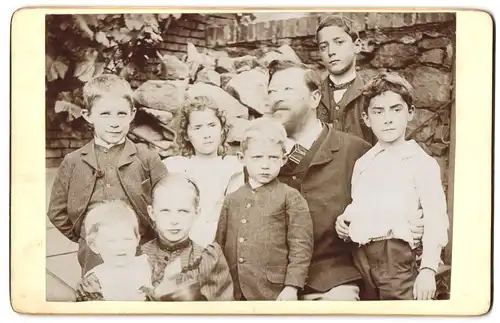Fotografie unbekannter Fotograf und Ort, Vater mit sieben Kindern in Sonntagskleidung