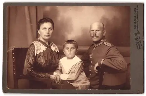 Fotografie Wilh. Moeck, Dresden-Plauen, Bienerstrasse 14, Soldat in Uniform mit Gattin und Sohn in eleganter Kleidung