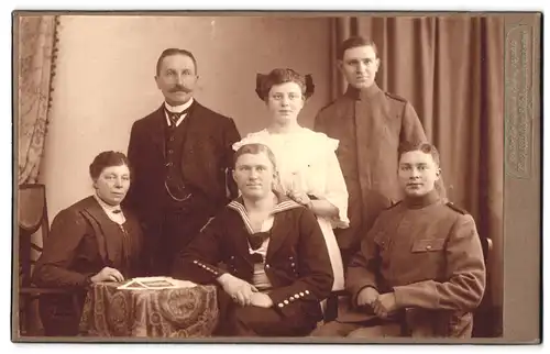 Fotografie Curt Schröder, Döbeln, Familie mit Soldate und Matrose in Uniformen