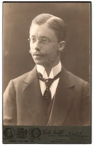 Fotografie Gebr. Noelle, Göttingen, Kurze-Srasse 5A, Gestandener Mann im Anzug mit Brille und Schnurrbart