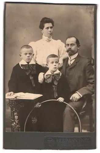 Fotografie Hermann Tietz, Hamburg, Familie in Sonntagskleidung