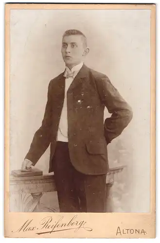 Fotografie Max Reifenberg, Altona, Reichenstrasse 37, Junger Mann im Anzug