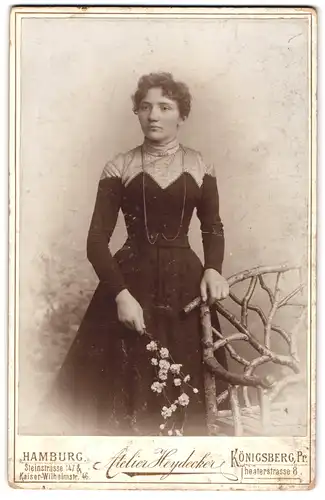 Fotografie Atelier Heydecker, Königsberg, Theaterstrasse 8, Junge Frau in elegantem Kleid mit zurückgestecktem Haar