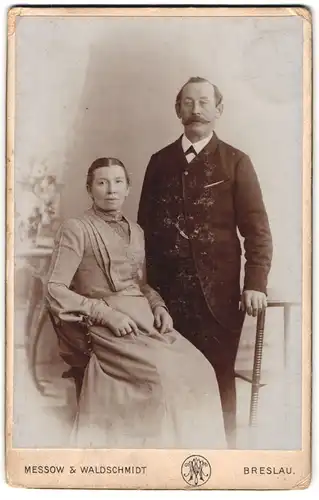 Fotografie Messow & Waldschmidt, Breslau, Betagtes Ehepaar in eleganter Kleidung