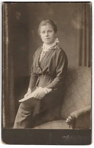 Fotografie Oskar Weicht, Hamburg-Eilbeck, Wandsbeker-Chaussee 212, Junge Frau mit zurückgesteckten Haaren