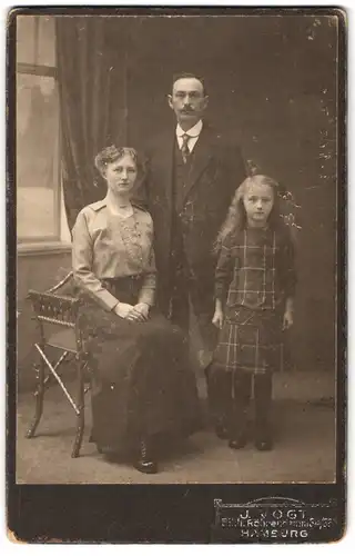 Fotografie J. Vogt, Hamburg, Familie in Sonntagskleidung