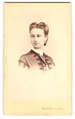 Fotografie Ernst Milster, Berlin, Unter den Linden 13, Junge Dame mit toupiertem Haar