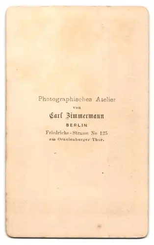 Fotografie Carl Zimmermann, Berlin, Friedrich-Strasse 125, Bub in gestreiften Kleidern