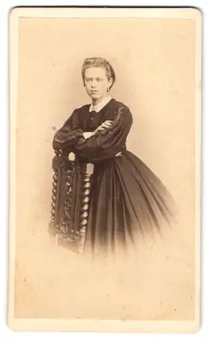 Fotografie F. W. Bruhn, Segeberg, Junges Fräulein im schwarzen Kleid