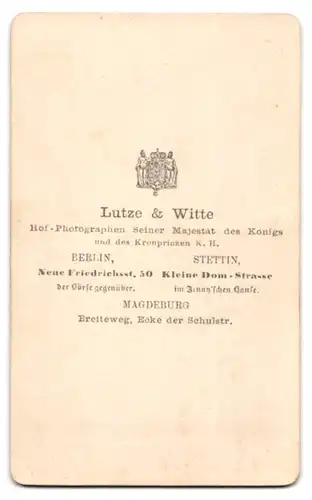 Fotografie Lutze & Witte, Berlin, Neue Friedrichstrasse 50, Bürgerliche Dame im taillierten Kleid mit Haube