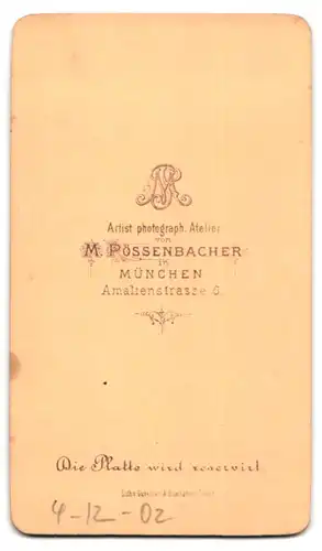 Fotografie M. Pössenbacher, München, Gestandenes bürgerliches Paar am Kaffeetisch