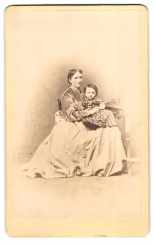 Fotografie C. A. Zeth, Wittenberg, Jüdenstrasse 351, Stolze Mutter mit ihrem jüngsten Spross