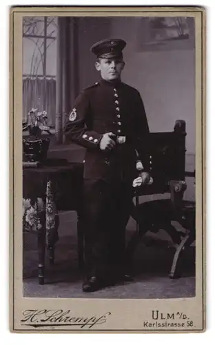 Fotografie H. Schrempf, Ulm a. D., Karlsstrasse 58, Soldat in Uniform mit Schirmmütze