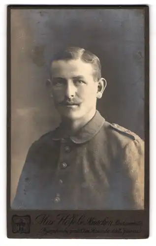 Fotografie Max Höfele, München, Dachauerstrasse 25, Soldat in Feldgrau mit pomadisiertem Haar