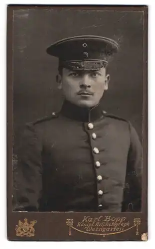 Fotografie Karl Bopp, Weingarten, Soldat in Uniform mit Schirmmütze