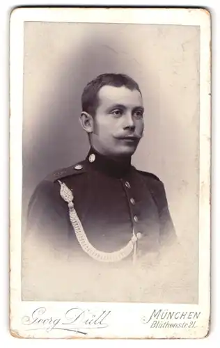 Fotografie Georg Düll, München, Blüthenstrasse 21, Soldat des 3. Rgt. in Uniform mit Schützenschnur