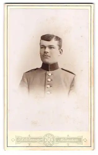 Fotografie F. X. Ostermayer, München, Karlsplatz 6, Junger Soldat in Uniform mit pomadisiertem Haar