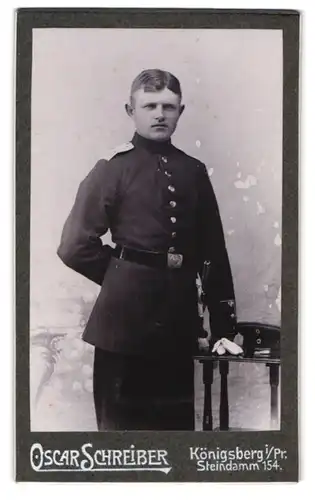 Fotografie Oscar Schreiber, Königsberg i. Pr., Steindamm 154, Junger Soldat in Uniform mti Bajonett und Portepee