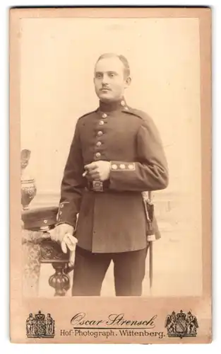 Fotografie Oscar Strensch, Wittenberg, Markt 14, Soldat in Uniform mit Bajonett