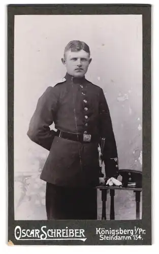 Fotografie Oscar Schreiber, Königsberg i. Pr., Steindamm 154, Junger Soldat in Uniform mit Portepee und Bajonett