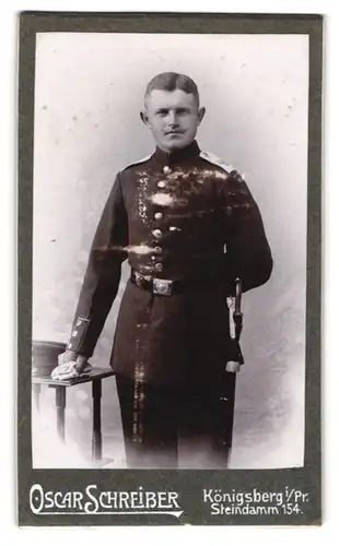 Fotografie Oscar Schreiber, Königsberg i. Pr., Steindamm 154, Junger Soldat in Uniform mit Bajonett und Portepee