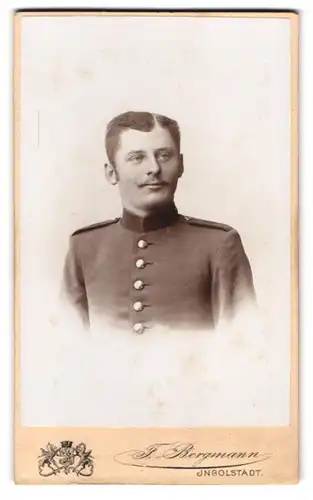 Fotografie F. Bergmann, Ingolstadt, Theresienstrasse 329, Soldat in Uniform mit pomadisiertem Haar