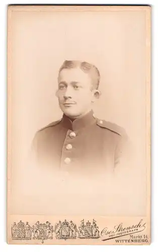 Fotografie Oscar Strensch, Wittenberg, Markt 14, Soldat in Uniform mit Segelohren
