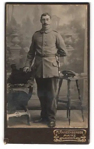 Fotografie H. Ranzenberger, Mainz, Rheinstrasse 45, Soldat in Feldgrau mit Bajonett